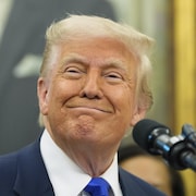 Donald Trump sourit. 