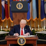 Le président américain Donald Trump signe le décret visant à fermer le département de l'Éducation, lors d'un événement dans la salle est de la Maison-Blanche à Washington, D.C., États-Unis, 20 mars 2025.