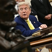 Le président américain Donald Trump s'adresse à la presse dans le bureau ovale de la Maison-Blanche alors que des membres du club de football italien Juventus lui rendent visite à Washington le 18 juin 2025.