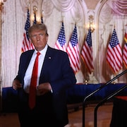 L'ancien président américain Donald Trump quitte la scène après avoir pris la parole lors d'un événement organisé dans sa résidence de Mar-a-Lago, le 15 novembre 2022 à Palm Beach, en Floride.