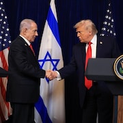 Donald Trump serre la main de Benyamin Nétanyahou.