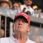 Donald Trump porte sa traditionnelle casquette rouge portant son slogan.