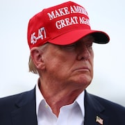 Donald Trump revêt une casquette « Make America Great Again ».
