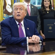 Donald Trump dans le bureau ovale, lors d'une séance de signature de décrets.