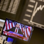 Donald Trump apparaît sur un écran de télé à la Bourse de Francfort.