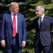 Le premier ministre Mark Carney et le président américain Donald Trump au Sommet du G7, à Kananaskis, le 16 juin 2025.