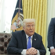 Donald Trump et Pete Hegseth dans le bureau ovale de la Maison-Blanche.