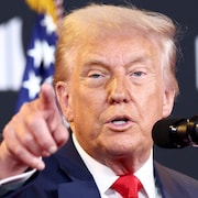 Devant un micro, Donald Trump pointe du doigt lors d'une conférence de presse, le 13 août 2025.