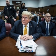 L'ancien président américain Donald Trump est accompagné de ses avocats Todd Blanche et Emil Bove dans la salle d'audience. 