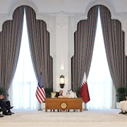 Le président des États-Unis, Donald Trump, aux côtés de l'émir du Qatar, Tamim ben Hamad Al-Thani, le 14 mai 2025, à Doha, au Qatar.