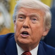Le président américain Donald Trump parle en regardant devant lui.
