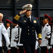 Dong Jun fait une salutation au milieu d'une garde d'honneur.