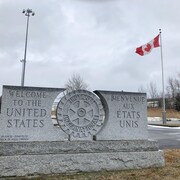 Un monument indiquant Bienvenue aux &Eacute;tats-Unis.
