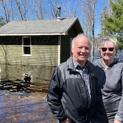 Doug et Carolyn Allen garde le sourire malgré leur chalet inondé.