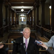Doug Ford répond aux questions des journalistes.