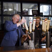 Doug Ford remplit un verre de bière.