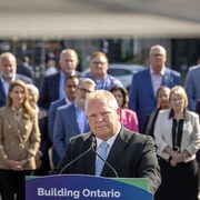 Le premier ministre Doug Ford durant une conférence de presse suivant la retraite de son conseil des ministres, à Niagara Falls. 