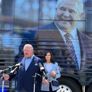 Doug Ford a dévoilé la fin de semaine dernière son autobus de campagne, que son équipe a appelé le « Yes Express ».