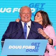Le premier ministre de l'Ontario, Doug Ford, enlacé par son épouse le soir de sa réélection, à Toronto.