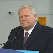 Doug Ford en point de presse devant une station-service à Mississauga, le 13 février 2024.