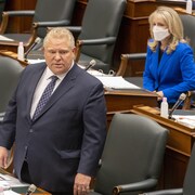 Le premier ministre Doug Ford en période de questions aux côtés de sa ministre des Soins de longue durée, Merrilee Fullerton.