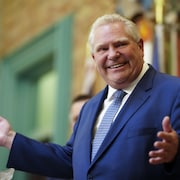 Le premier ministre ontarien, Doug Ford, tout sourire lors d'une conférence de presse à Ottawa, le 29 avril 2024. 
