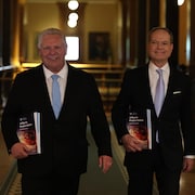 Le premier ministre ontarien, Doug Ford, et son ministre des Finances, Peter Bethlenfalvy, arrivent en Chambre à Toronto, budget à la main, le 15 mai 2025.



