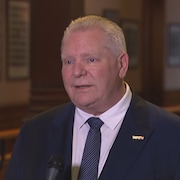Doug Ford en point de presse à l'Assemblée législative à Toronto, le 10 avril 2025.