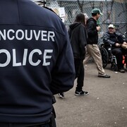 Un policier de Vancouver patrouille dans le quartier Downtown Eastside.