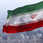 Un drapeau flotte sur une ville iranienne.