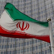 Le drapeau iranien flottant devant l'Agence internationale de l'énergie atomique.
