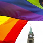 Un drapeau de la Fierté flotte sur la colline du Parlement à Ottawa, le jeudi 8 juin 2023, à l'occasion d'une activité de la Fierté.