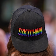 Une casquette de la Saskatchewan illustrant le drapeau de la Fierté LGBTQ+ à Saskatoon le 1er juin 2023.