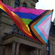 Drapeau LGBTQ+ et de la fierté trans. 