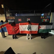 Quatre élèves avec quatre drapeaux différents d'Afrique et d'Asie.