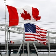 Deux drapeaux qui flottent au vent.