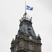 Le drapeau en berne au mât de l'Assemblée nationale