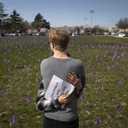 Des centaines de drapeaux mauve sont plantés dans le sol pour représenter les vies perdues par surdoses. 