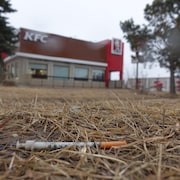Une seringue abandonnée sur un terrain près d'un restaurant à Prince Albert, en Saskatchewan, le 4 avril 2024.