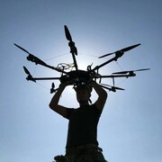 Un opérateur de drone avec son engin.