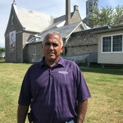 Dwayne Stacey pose derrière l'église de Kahnawake.