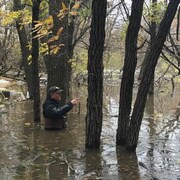 Un homme dans un champ inondé