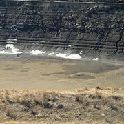 Les berges craquelées du réservoir Oldman où les marques du niveau d'eau sont visibles sur le roc.