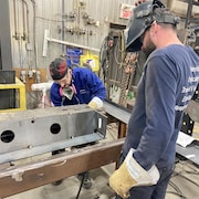 Des travailleurs de l’usine EBM Laser à Saint-Augustin-de-Desmaures pourraient bientôt œuvrer à Lévis pour construire des pièces pour les futurs brise-glaces de la Garde côtière. 