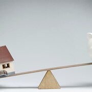 Une hypothèque inversée est une rente versée à un bénéficiaire à partir d'un prêt accordé à celui-ci, garanti par la valeur de sa propriété.