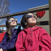 Des enfants regardent l'éclipse.