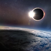 Une éclipse totale du Soleil.