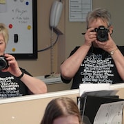 Deux femmes des caméras à la main. 