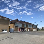 L'école de l'Anse de Sainte-Anne-des-Monts figure parmi les établissements touchés par l'éclosion.