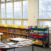 Une petite bibliothèque dans une classe d'une école élémentaire. 